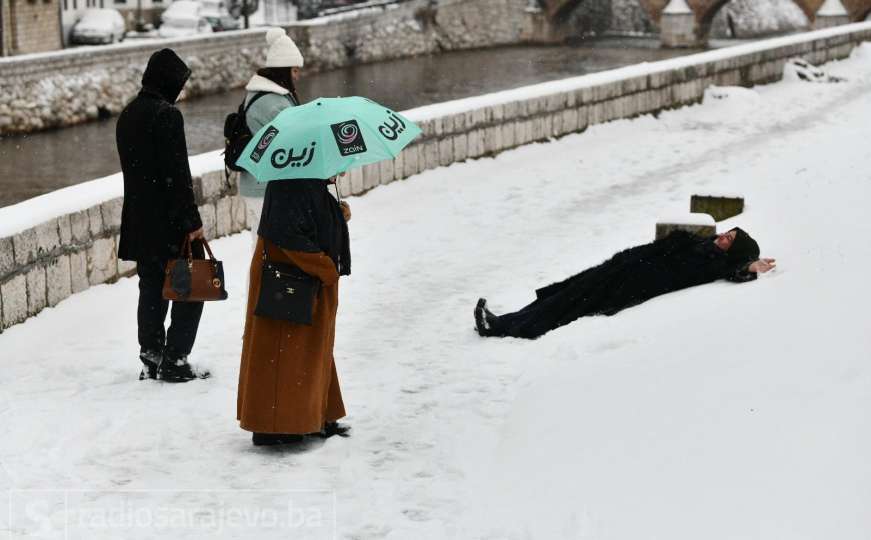 Nesvakidašnji prizor u Sarajevu: Žena legla u snijeg, izazvala osmijeh prolaznicima